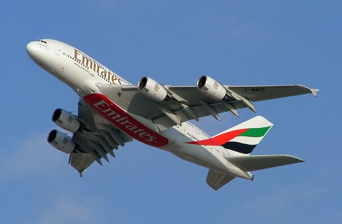 هواپیمای ایرباس A380 شرکت امارات (بزرگترین هواپیمای مسافربری جهان) در نمایشگاه هوایی دبی 