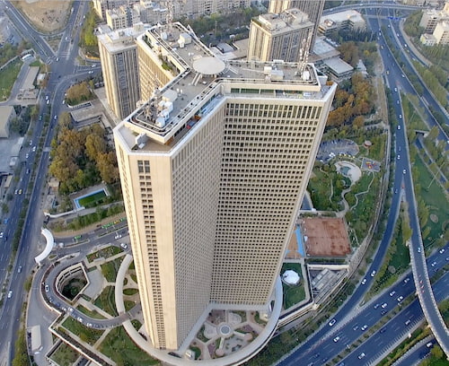 مجتمع مسکونی برج تهران از جمله پروژه‌های اجرا شده توسط شرکت آ س پ است.
